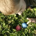 Kinderen zoeken naar eieren op Paaseiland in de Nieuwkoopse Plassen